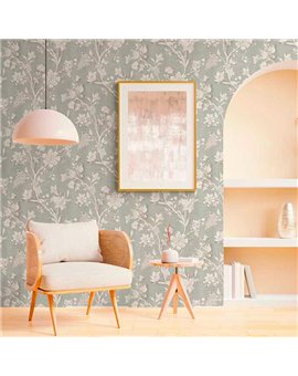 Ref.21118 ambiente real de flores grabado silva essence, sobre fondo Topo en tonos Beige y Dorado