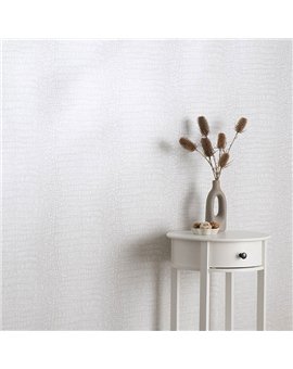 Ref.NATU-037 ambiente real de piel cocodrilo natura, en tono Blanco Roto