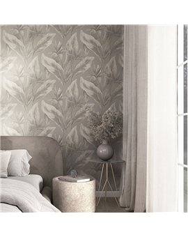 Ref.SILE-028 ambiente real de hojas tropicales silence, sobre fondo Gris en tonos Topo, Beige y Plateado