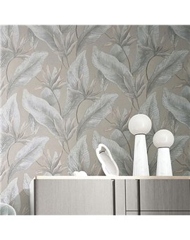 Ref.SILE-060 ambiente con silence hojas tropicales Gris, Topo, Beige y Bronce sobre fondo Marrón