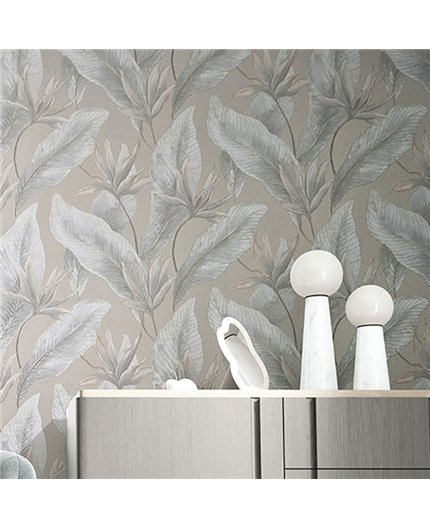 Ref.SILE-060 ambiente con silence hojas tropicales Gris, Topo, Beige y Bronce sobre fondo Marrón