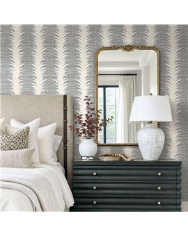 Ref.EW50700 ambiente real de hojas verticales white accents, sobre fondo Topo en tonos Beige y Blanco Roto