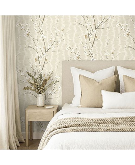 Ref.EW51215 ambiente con white accents almendro en flor Marrón, Blanco Roto y Dorado sobre fondo Beige