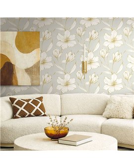 Ref.EW50518 ambiente con white accents lirios dibujados Blanco Roto, Beige y Dorado sobre fondo Gris