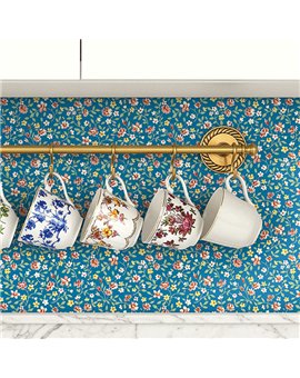 Ref.LB50422 estancia decorada con floral liberty Coral, Mostaza, Verde y Beige y fondo Azul, dolly mixtures
