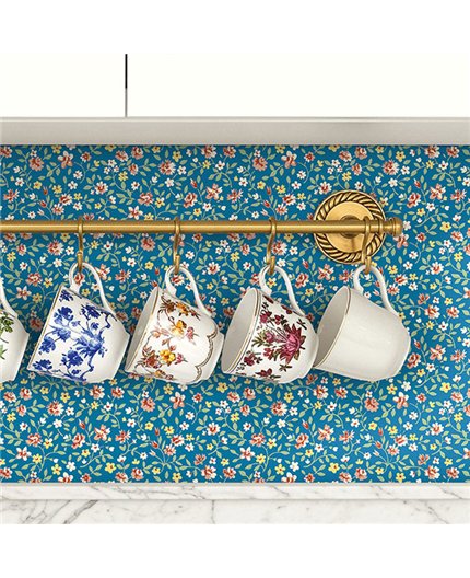 Ref.LB50422 estancia decorada con floral liberty Coral, Mostaza, Verde y Beige y fondo Azul, dolly mixtures