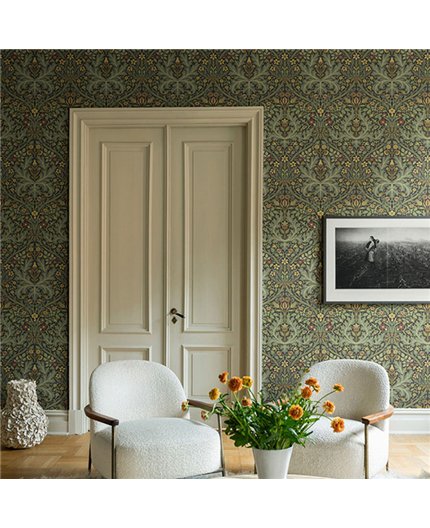 Ref.82078 ambiente con hidden treasures floral acanto Verde, Granate, Beige y Dorado sobre fondo Marrón