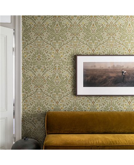 Ref.82077 estancia decorada con floral acanto Verde, Marrón, Topo y Mostaza y fondo Blanco Roto, hidden treasures