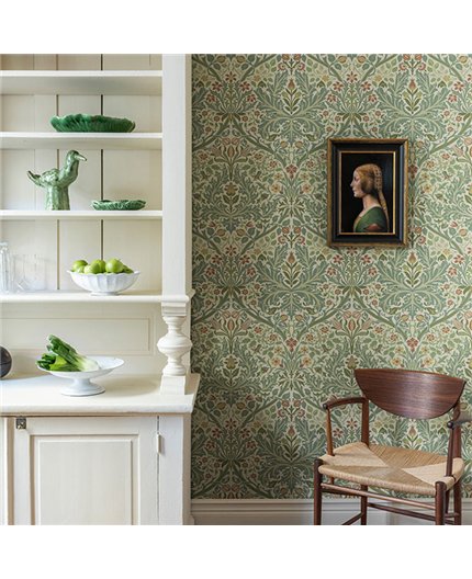 Ref.82076 ambiente real de floral acanto hidden treasures, sobre fondo Blanco Roto en tonos Verde, Granate y Beige