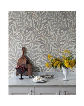 Ref.HT84006 ambiente con hidden treasures mural ramas de sauce Gris y Marrón sobre fondo Topo