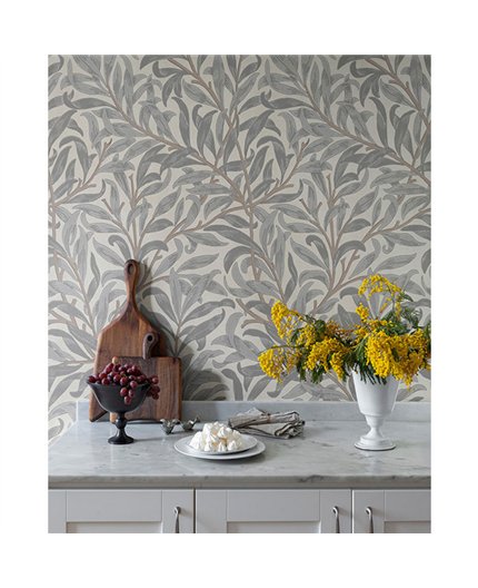Ref.HT84006 ambiente con hidden treasures mural ramas de sauce Gris y Marrón sobre fondo Topo
