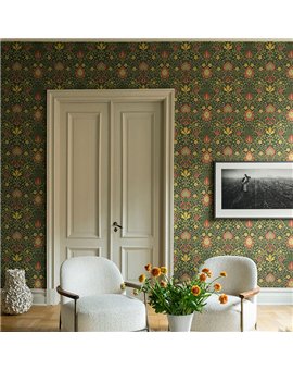 Ref.82091 ambiente real de floral simétrico hidden treasures, sobre fondo Negro en tonos Verde, Rojo, Salmón y Amarillo