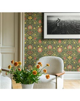 Ref.82091 ambiente con hidden treasures floral simétrico Verde, Rojo, Salmón y Amarillo sobre fondo Negro