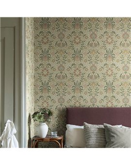 Ref.82090 ambiente real de floral simétrico hidden treasures, sobre fondo Beige en tonos Verde, Topo y Granate