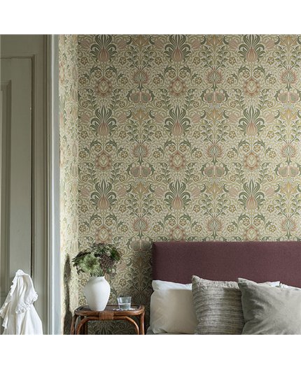 Ref.82090 ambiente real de floral simétrico hidden treasures, sobre fondo Beige en tonos Verde, Topo y Granate