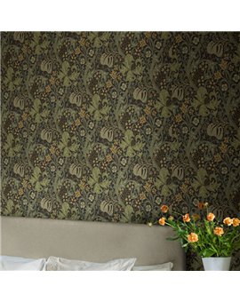 Ref.82104 ambiente con hidden treasures lirios arts & crafts sobre fondo Marrón en tonos Verde, Beige, Amarillo y Caldera