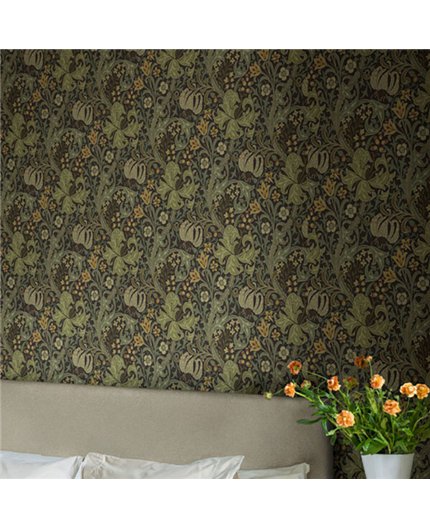 Ref.82104 ambiente con hidden treasures lirios arts & crafts sobre fondo Marrón en tonos Verde, Beige, Amarillo y Caldera