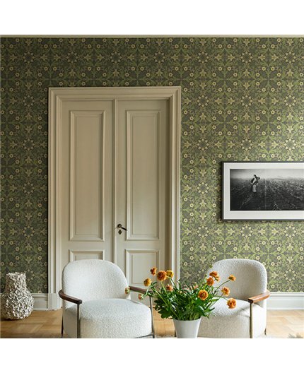 Ref.82082 ambiente real de medallón floral hidden treasures, sobre fondo Marrón en tonos Verde y Beige