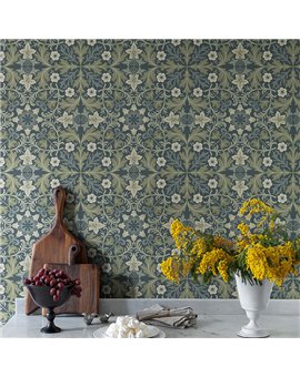 Ref.82081 ambiente con hidden treasures medallón floral Gris, Topo y Blanco Roto sobre fondo Azul
