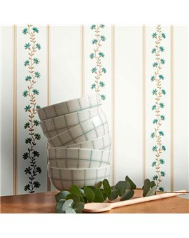 Ref.FAMI-202706510 ambiente real de rayas florales maison de famille, sobre fondo Blanco Roto en tonos Verde y Beige